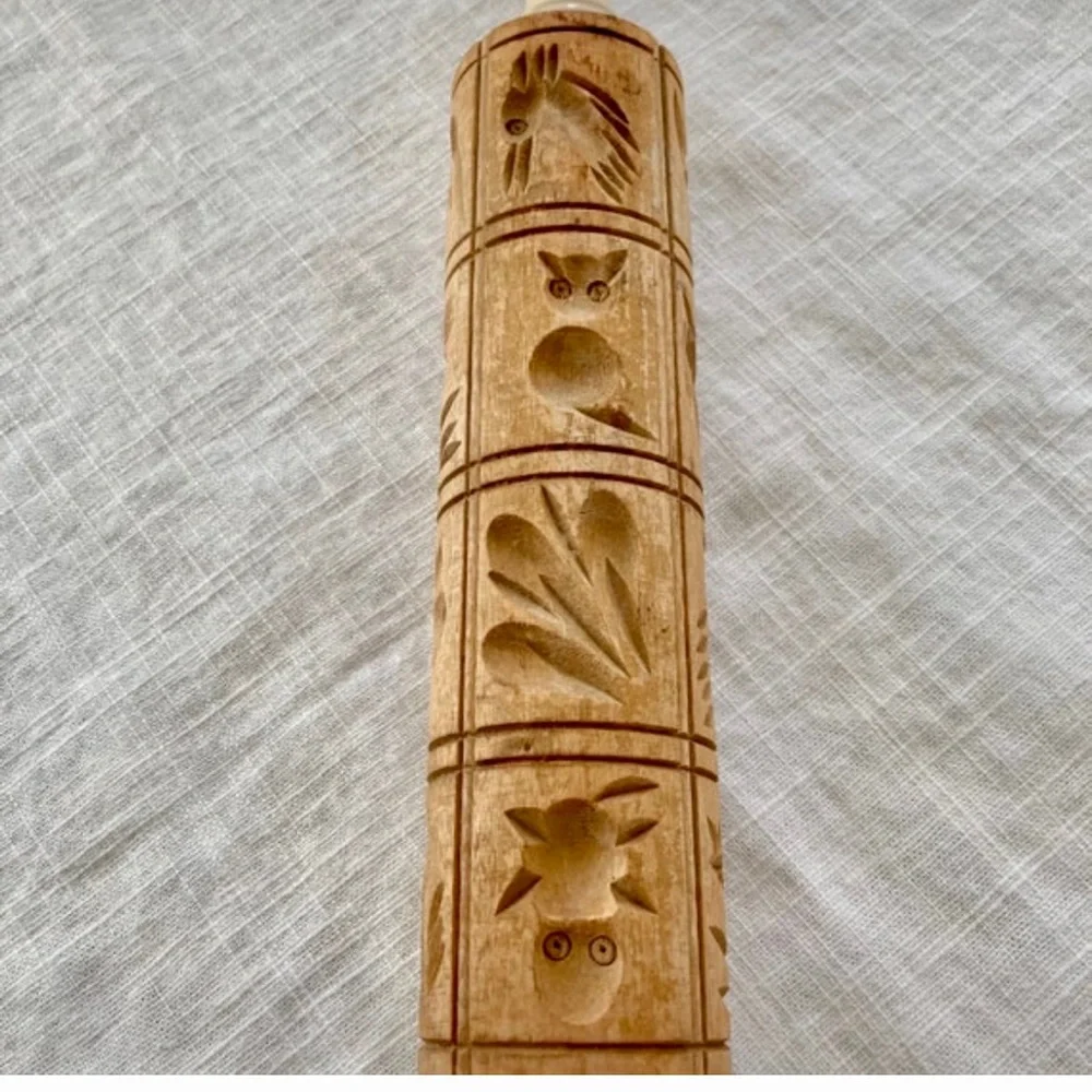 Vintage embossing spingerie folk art rolling pin.